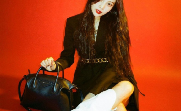 冬天巧用腰带来搭配让你更加婀娜多姿！IU穿超长大衣配腰带利落干练