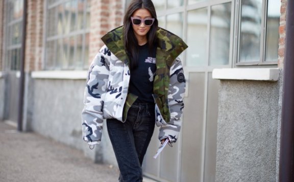 牛仔裤配什么上衣冬季 穿牛仔裤上身搭什么