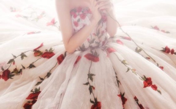 迪丽热巴穿玫瑰刺绣礼服走红毯,宛如童话里的公主