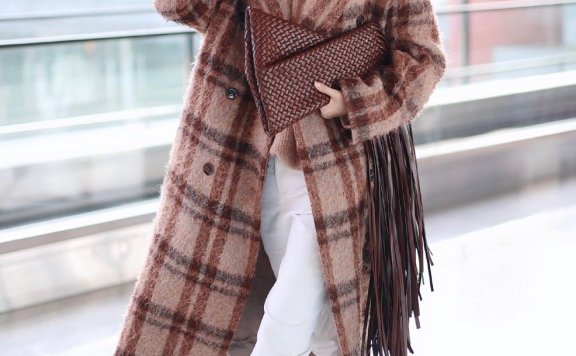 乔欣抹胸长裙大秀美背，变身“白天鹅”