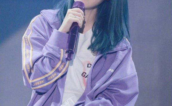 蓝色头发的IU好漂亮，穿紫色运动服唱歌休闲大方，颜值高穿什么都好看