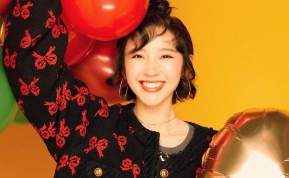 临近年关,身上总得带点“红”,唐艺昕带你领略不一样的过年趣味