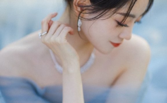 祝绪丹穿蓝色薄纱裙梦幻唯美,徜徉在如画般的风景里美如公主