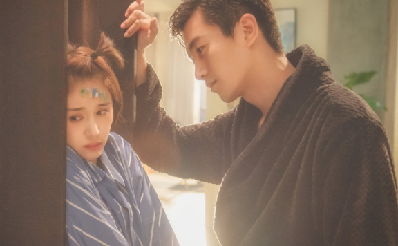 陈晓新剧化身“条纹控”，长得帅又会撩，谁能抗住不心动？