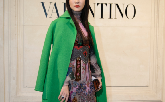 田海蓉剪了刘海更年轻,绿油油外套满满时髦感