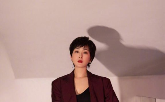 马苏短发造型堪比整容,运动背心搭短裤外搭西装成功抢镜