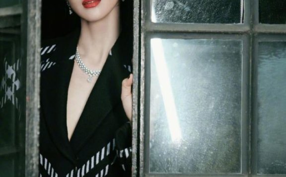 张钧甯格子长裙搭配过膝长靴秀出好身材，温婉高级又有女人味