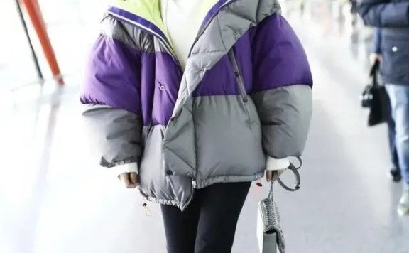 佟丽娅加大号羽绒服内搭卫衣时尚大方！