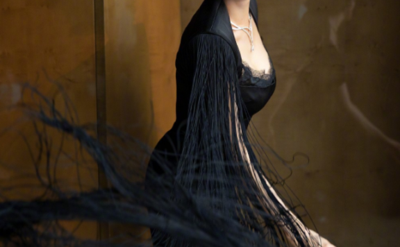 朱茵“前凸后翘”“A4”腰一应俱备!