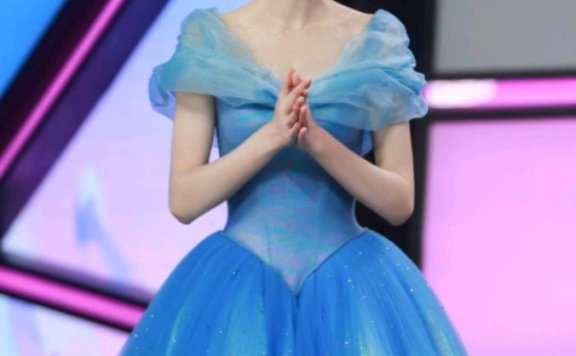 唐嫣太适合美艳御姐风了！黑色紧身裙配简约皇冠性感又高贵