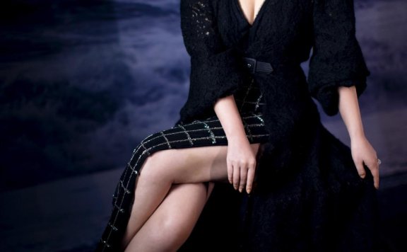 秦海璐深V黑色长裙带出了优雅和大气