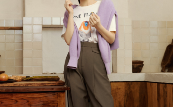 怎样穿出针织衫的精致与大方？学戚薇简单穿搭也超迷人