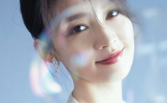 李沁的最新穿搭温婉可人,这风格让人眼前一亮太好看