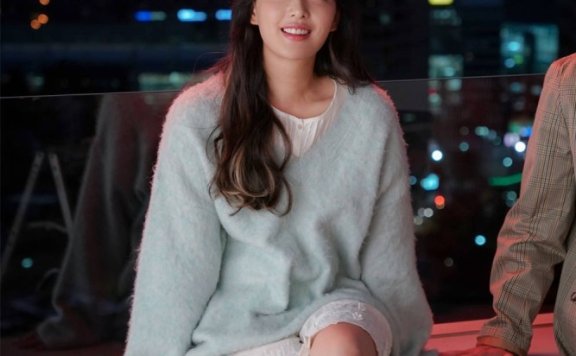 金智媛薄荷绿针织裙搭配高长靴,撑不满靴筒的效果太显瘦