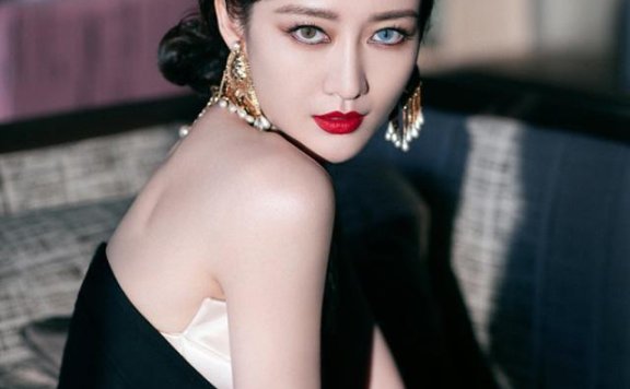 礼服怎么穿?王鸥的礼服露出一截金色抹胸,但没她的异瞳抢镜