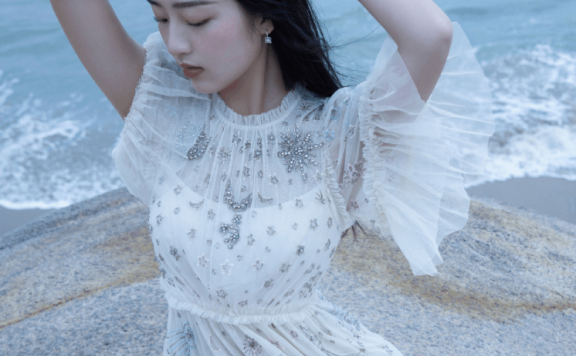 时代俊峰“大公主”邓恩熙穿一袭钻石裙,成熟又有魅力