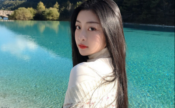 王承渲穿高领毛衣搭配针织开衫,想穿清纯就这样