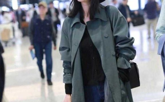 高圆圆街拍女王不是随便叫的,风衣配牛仔裤这么普通都能穿出大牌范