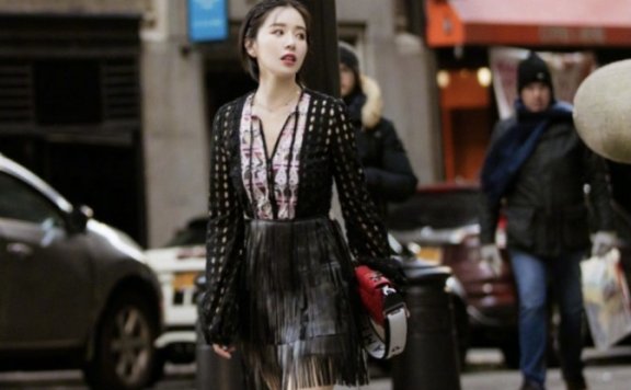 阚清子穿荧光绿衬衫搭配教练夹克,时髦又吸睛