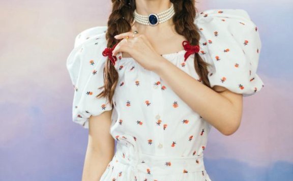 吴昕穿碎花裙配双麻花辫，娇俏减龄似18岁少女