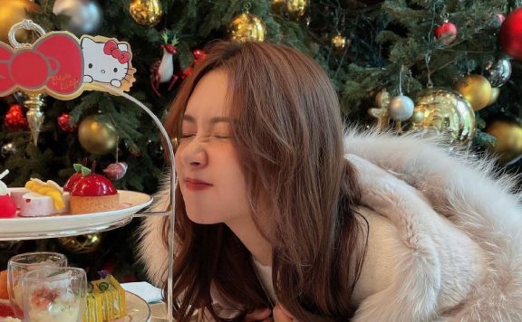 张子萱发博促销,紫色棉衣修身裤少女感十足