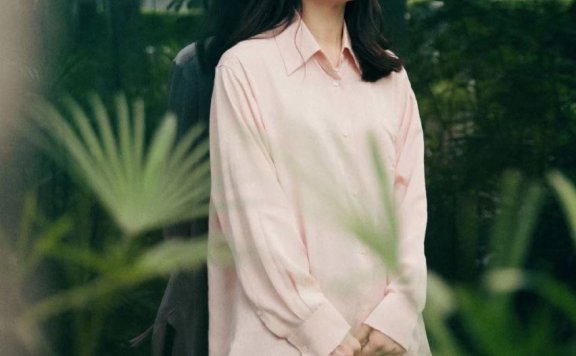 袁咏仪出席活动穿长衬衫搭阔腿裤闲适自在,大牌穿出了日常感