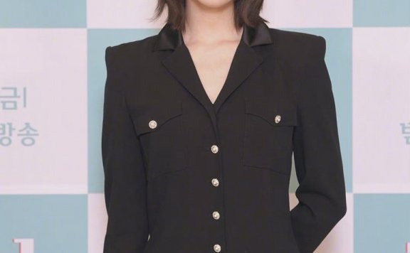 林允儿的职业装真是绝了!轻熟大气上档次,职业人穿搭示范