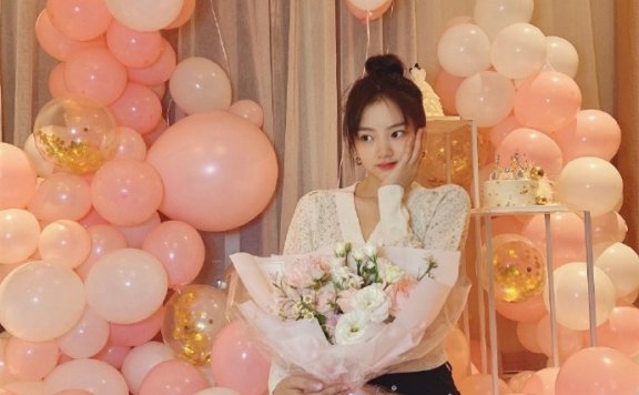任敏21岁生日晒照,清纯甜美少女感吸睛,和时尚大片形成鲜明对比