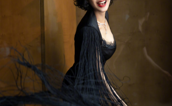 什么样的女人最完美?朱茵优雅穿搭展现出完美女人味