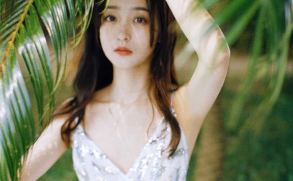何泓姗穿吊带亮片裙梦幻闪耀,坐蓝色泳池边背影性感撩人