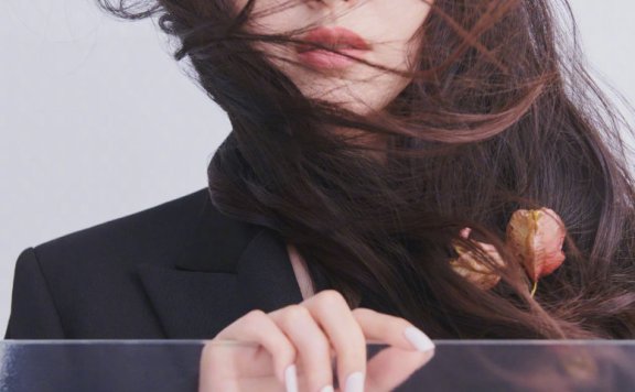 唐嫣特刊封面大片慵懒卷发配舒适穿搭，尽显女性独特魅力