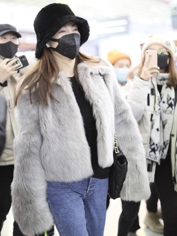张雨绮身穿灰色的毛皮大衣现身某机场,整个人毛绒绒地显得格外地温暖