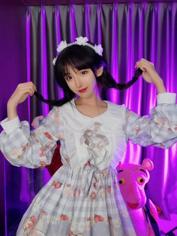 呆妹儿转型失败？穿Lolita扮嫩引反感，眼睛还一大一小不协调