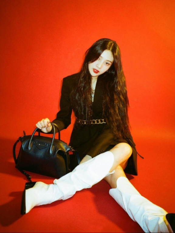 冬天巧用腰带来搭配让你更加婀娜多姿！IU穿超长大衣配腰带利落干练