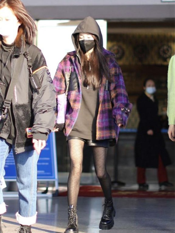 杨幂穿厚外套不配长裤配丝袜,冬季私服真大胆!