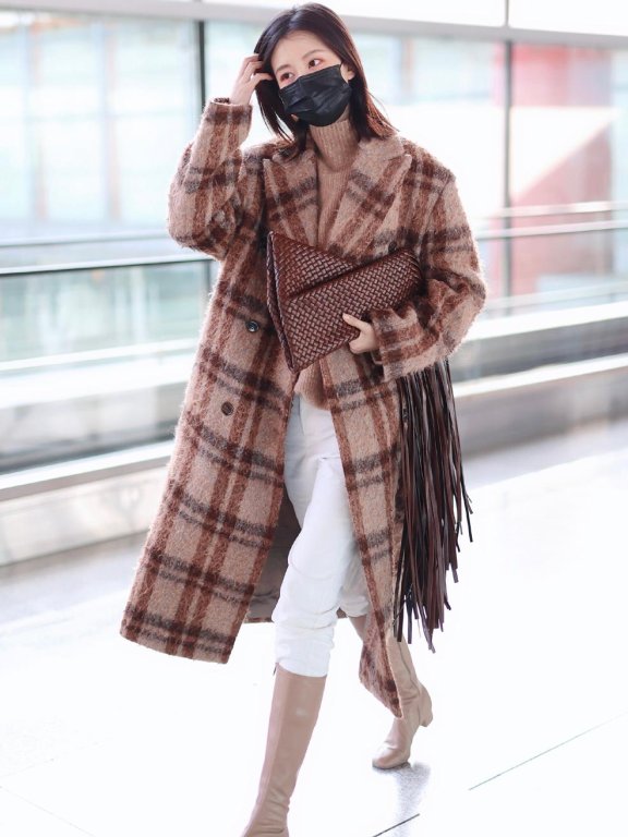 乔欣抹胸长裙大秀美背,变身“白天鹅”