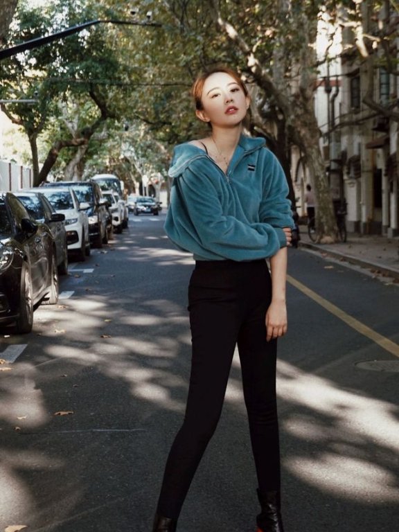 孙耀琦穿雾霾蓝羊羔毛外套,简约时尚值得借鉴