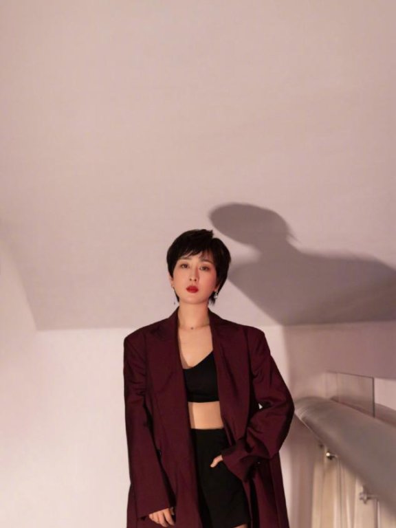 马苏短发造型堪比整容,运动背心搭短裤外搭西装成功抢镜