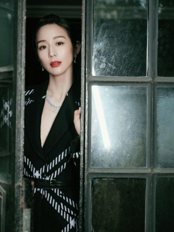 张钧甯格子长裙搭配过膝长靴秀出好身材,温婉高级又有女人味