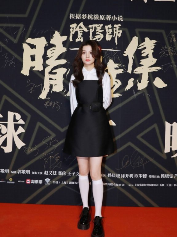 春夏真是妥妥的“PRADA女郎”,三套造型简约又精致,这气质绝了