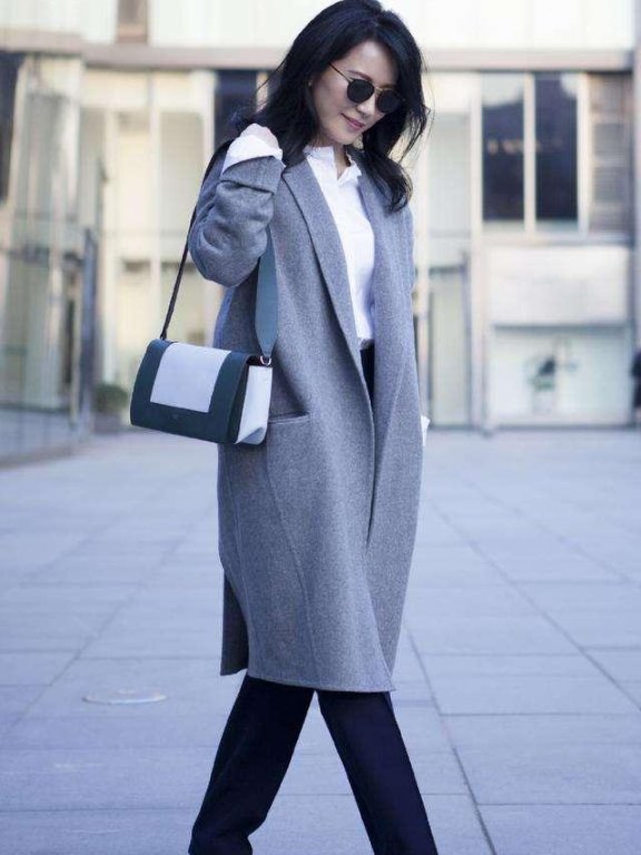 49岁俞飞鸿穿衬衫西裤气质干练，完美精英范