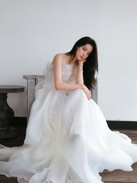 少女感怎么穿?学欧阳娜娜完美示范白色纱裙宛如花仙子