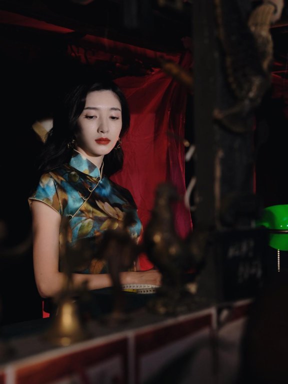 江疏影夜上海旗袍大片，衣香鬓影顾盼生姿，莲花点缀缱绻清幽