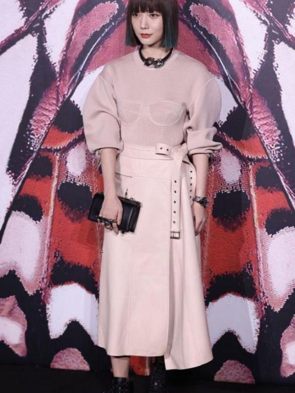 王珞丹新造型绿色BOB头配廓形上衣,宛如未来新人类