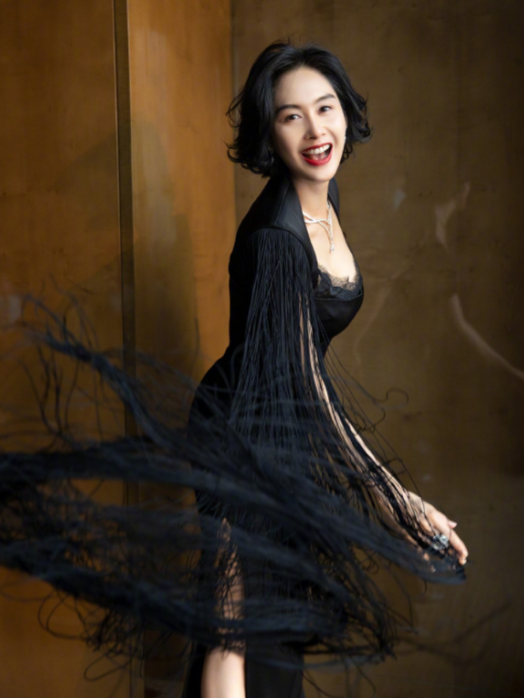 朱茵“前凸后翘”“A4”腰一应俱备！