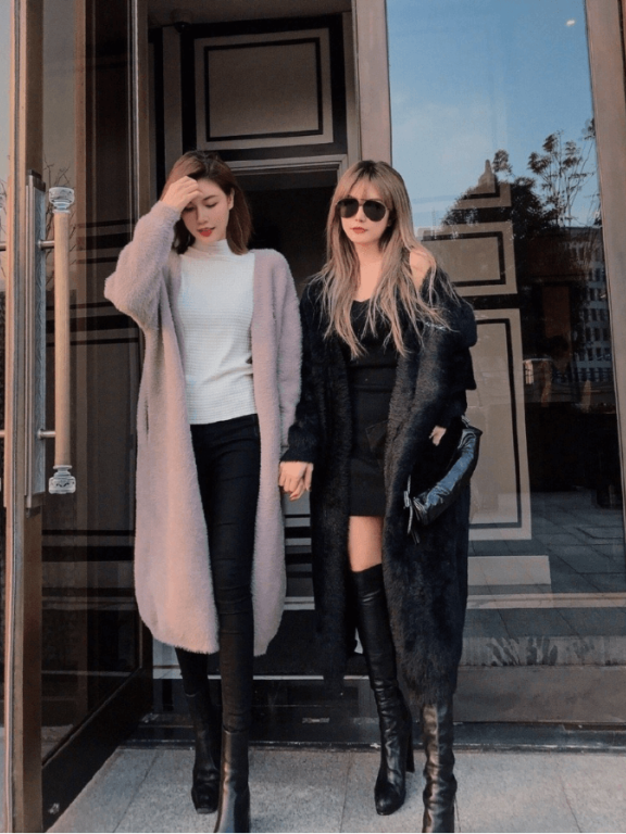 周扬青穿黑色毛绒外套配短裙,更是衬出腿部白皙肤色