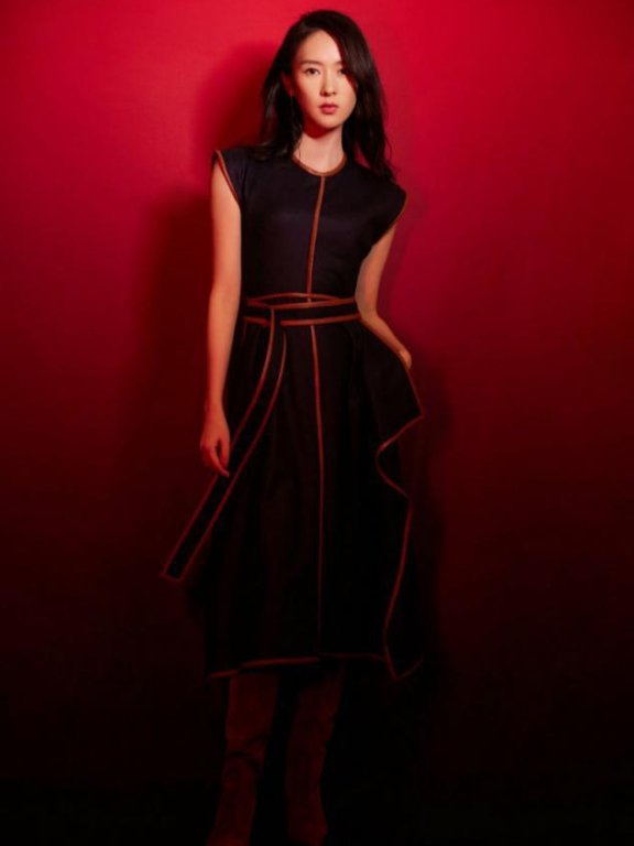 童瑶穿无袖羊毛长裙秀出曼妙身姿，复古波浪卷发优雅贵气