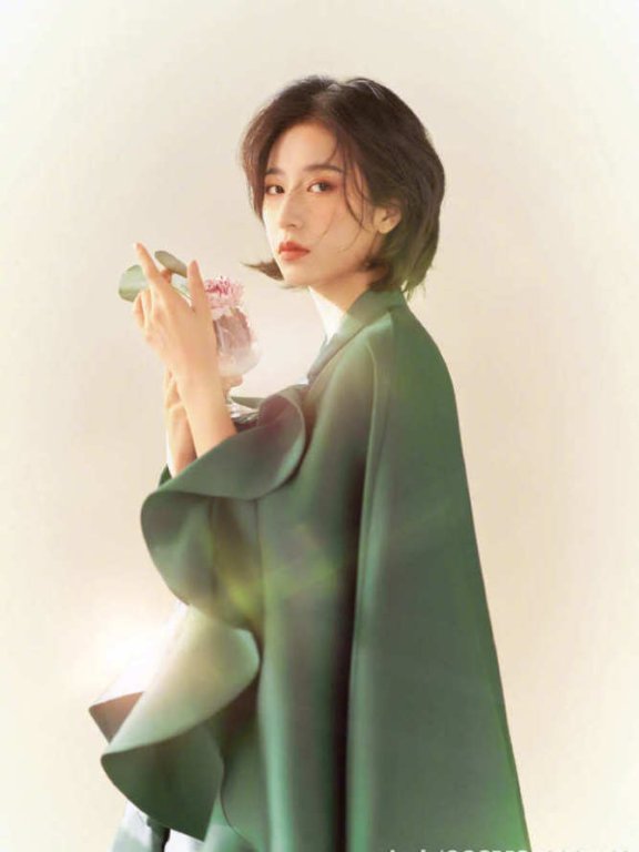 周雨彤圣诞大片灵动俏皮,和美食美酒鸭鸭狗狗一起狂欢,时髦个性