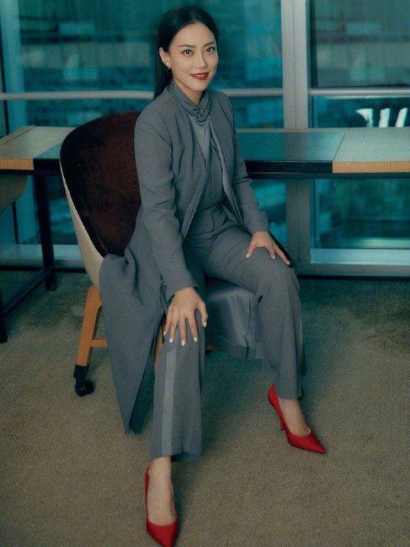 “最美经纪人”霍汶希穿灰色套装走红毯,48岁身材气质不输明星