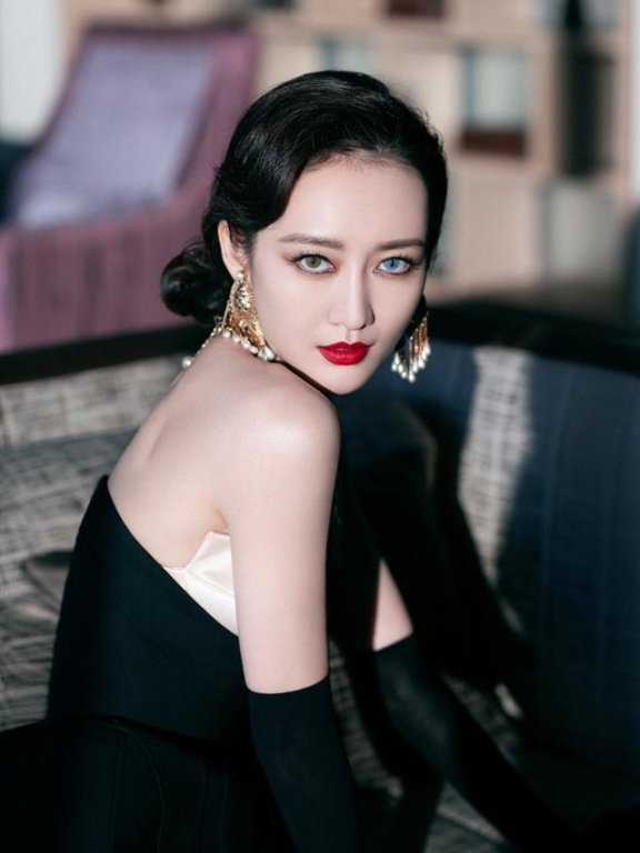 礼服怎么穿？王鸥的礼服露出一截金色抹胸，但没她的异瞳抢镜